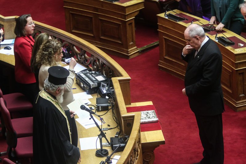 Ο Τέρενς Κουίκ κάνει τον σταυρό του μετά την ορκωμοσία - (EUROKINISSI/ ΧΡΗΣΤΟΣ ΜΠΟΝΗΣ)