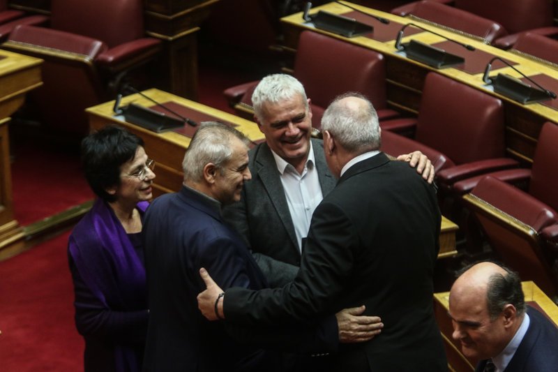 Βουλευτές του ΣΥΡΙΖΑ σπεύδουν να συγχαρούν τον νεοορκισθέντα βουλευτή - (EUROKINISSI/ ΧΡΗΣΤΟΣ ΜΠΟΝΗΣ)