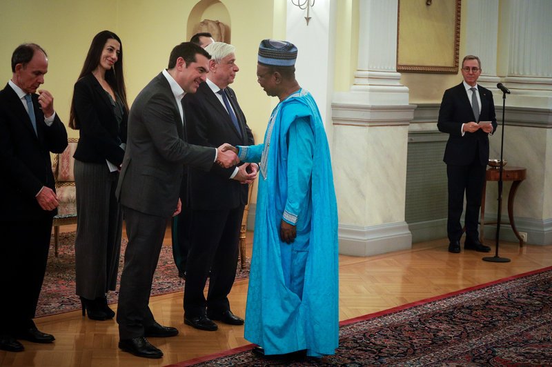 Δεξίωση με «πηγαδάκια» στο Προεδρικό Μέγαρο προς τιμήν των διπλωματών [εικόνες] | iefimerida.gr 1