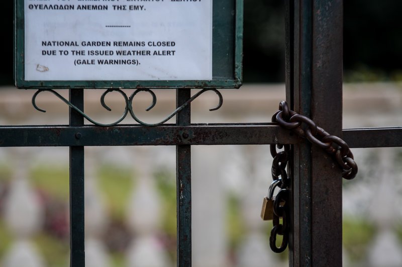 «Ο Εθνικός Κήπος θα παραμείνει κλειστός βάσει του σημερινού έκτακτου δελτίου θυελλωδών ανέμων της ΕΜΥ», γράφει η ανακοίνωση σε ελληνικά και αγγλικά