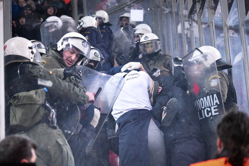 Europa League: Επεισόδια στο Καραϊσκάκη με οπαδούς της Ντιναμό Κιέβου [εικόνες] | iefimerida.gr 0