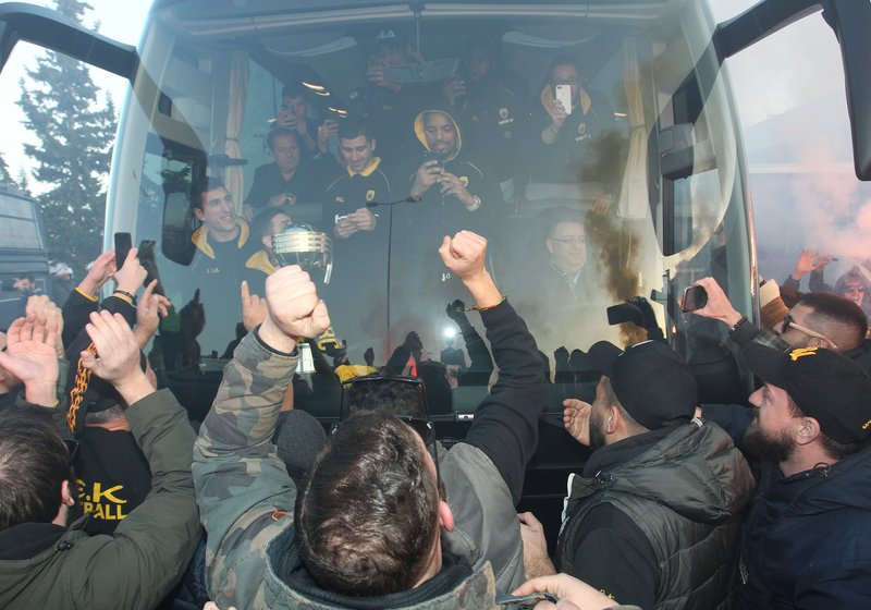 Θερμή υποδοχή στο αεροδρόμιο για την Παγκόσμια ΑΕΚ που κατέκτησε το Διηπειρωτικό [εικόνες & βίντεο] | iefimerida.gr 6