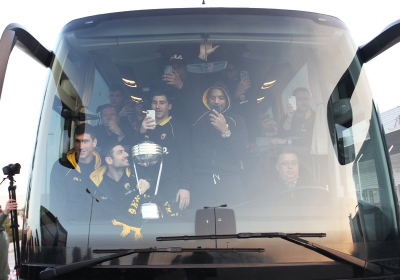 Θερμή υποδοχή στο αεροδρόμιο για την Παγκόσμια ΑΕΚ που κατέκτησε το Διηπειρωτικό [εικόνες & βίντεο] | iefimerida.gr 5