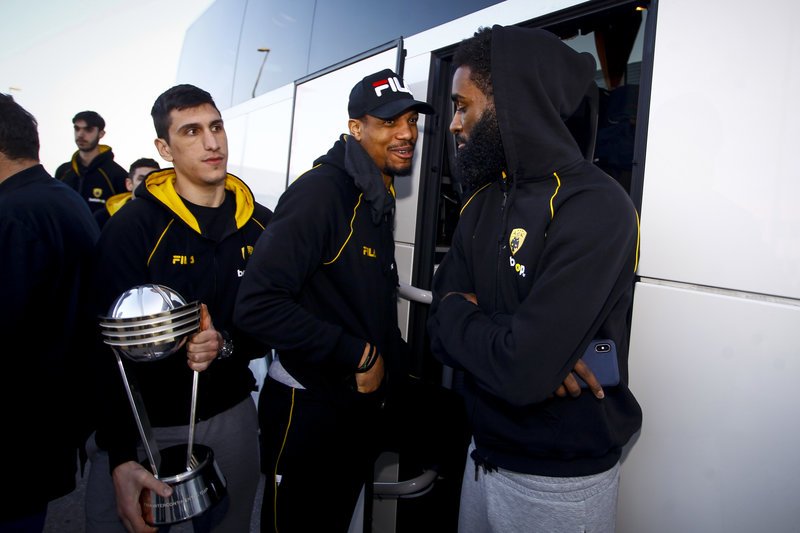 Θερμή υποδοχή στο αεροδρόμιο για την Παγκόσμια ΑΕΚ που κατέκτησε το Διηπειρωτικό [εικόνες & βίντεο] | iefimerida.gr 4