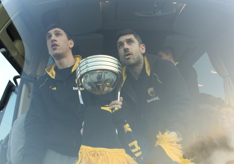 Θερμή υποδοχή στο αεροδρόμιο για την Παγκόσμια ΑΕΚ που κατέκτησε το Διηπειρωτικό [εικόνες & βίντεο] | iefimerida.gr 3