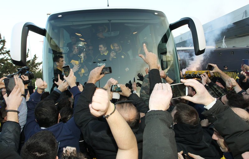 Θερμή υποδοχή στο αεροδρόμιο για την Παγκόσμια ΑΕΚ που κατέκτησε το Διηπειρωτικό [εικόνες & βίντεο] | iefimerida.gr 0