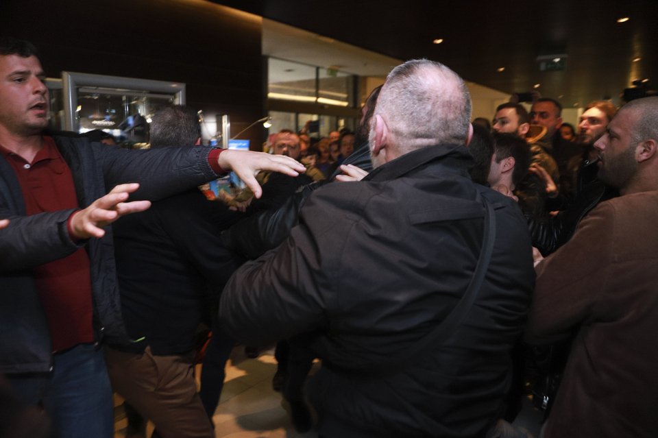 Eπεισόδια στο συνέδριο της Ομοσπονδίας Ιδιωτικών Υπαλλήλων -Καταγγελίες για παρουσία μπράβων  [εικόνες & βίντεο] | iefimerida.gr 0