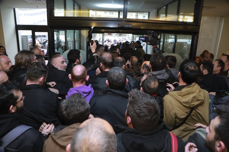 Ενταση με διαμαρτυρία του ΠΑΜΕ στο Συνέδριο της Ομοσπονδίας Ιδιωτικών Υπαλλήλων [εικόνες] | iefimerida.gr 1