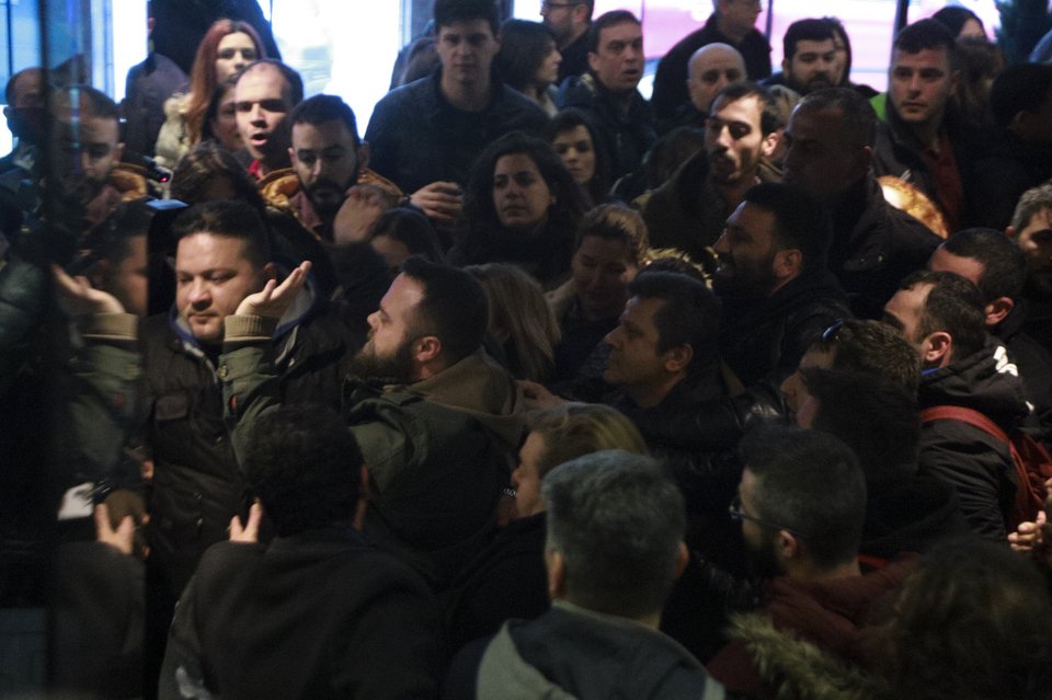 Eπεισόδια στο συνέδριο της Ομοσπονδίας Ιδιωτικών Υπαλλήλων -Καταγγελίες για παρουσία μπράβων  [εικόνες & βίντεο] | iefimerida.gr 1