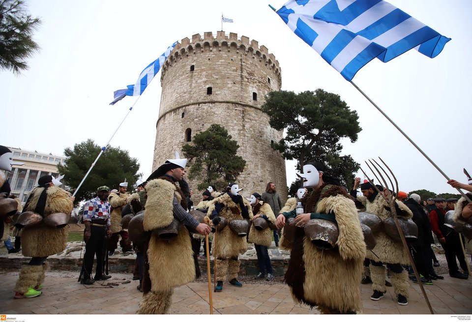 Θεσσαλονίκη: Κωδωνοφόροι «πλημμύρισαν» το κέντρο της πόλης [εικόνες] | iefimerida.gr 0