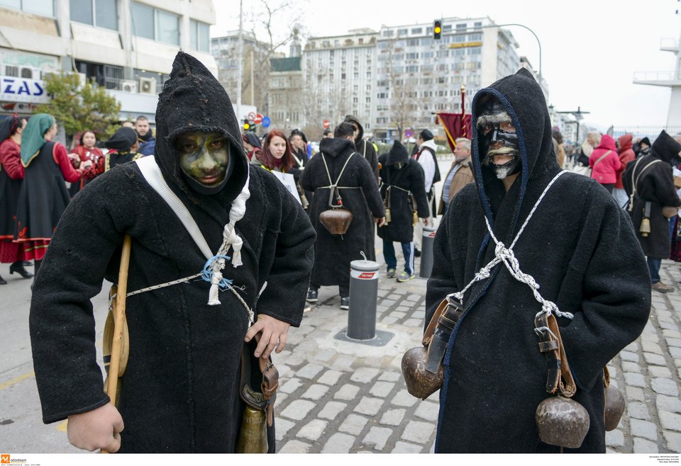 Θεσσαλονίκη: Κωδωνοφόροι «πλημμύρισαν» το κέντρο της πόλης [εικόνες] | iefimerida.gr 3