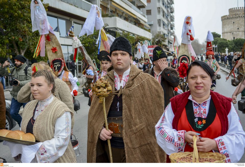 Θεσσαλονίκη: Κωδωνοφόροι «πλημμύρισαν» το κέντρο της πόλης [εικόνες] | iefimerida.gr 1