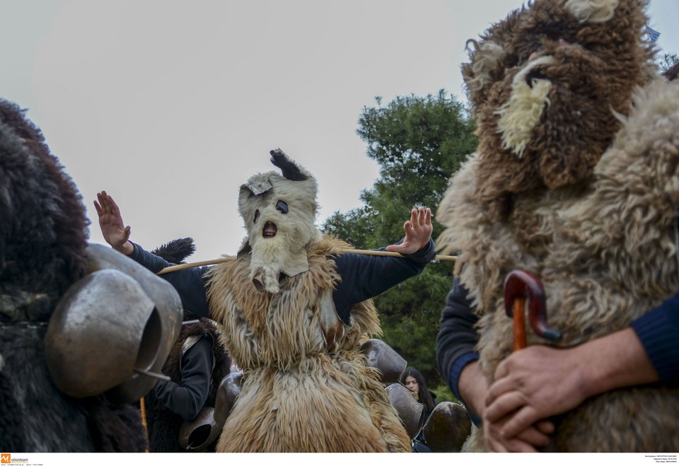 Θεσσαλονίκη: Κωδωνοφόροι «πλημμύρισαν» το κέντρο της πόλης [εικόνες] | iefimerida.gr 2
