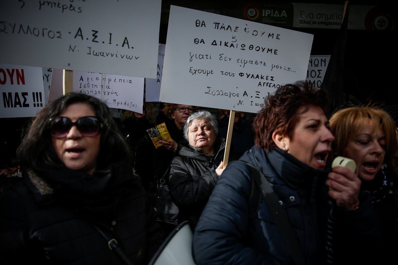 Ζζητούν κατάργηση ηλικιακών κριτηρίων χορήγησης σύνταξης (κατηγορία κάτω των 55 και κατηγορία κάτω των 52 ετών), ως παράλογα και αντισυνταγματικά, αφού χωρίζει τους πολίτες σε κατηγορίες