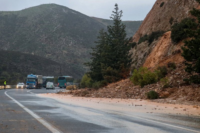 Φούσκωσαν ποτάμια, ενώ καθιζείς και πτωσεις βράχων σημειώνονται σε πολλά σημεία