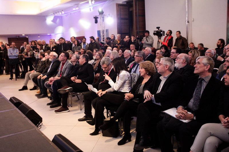 Στην πρώτη σειρά (τρίτη από δεξιά) η Αννα καραμάνου -Φωτογραφία: EUROKINISSI/ΧΡΗΣΤΟΣ ΜΠΟΝΗΣ