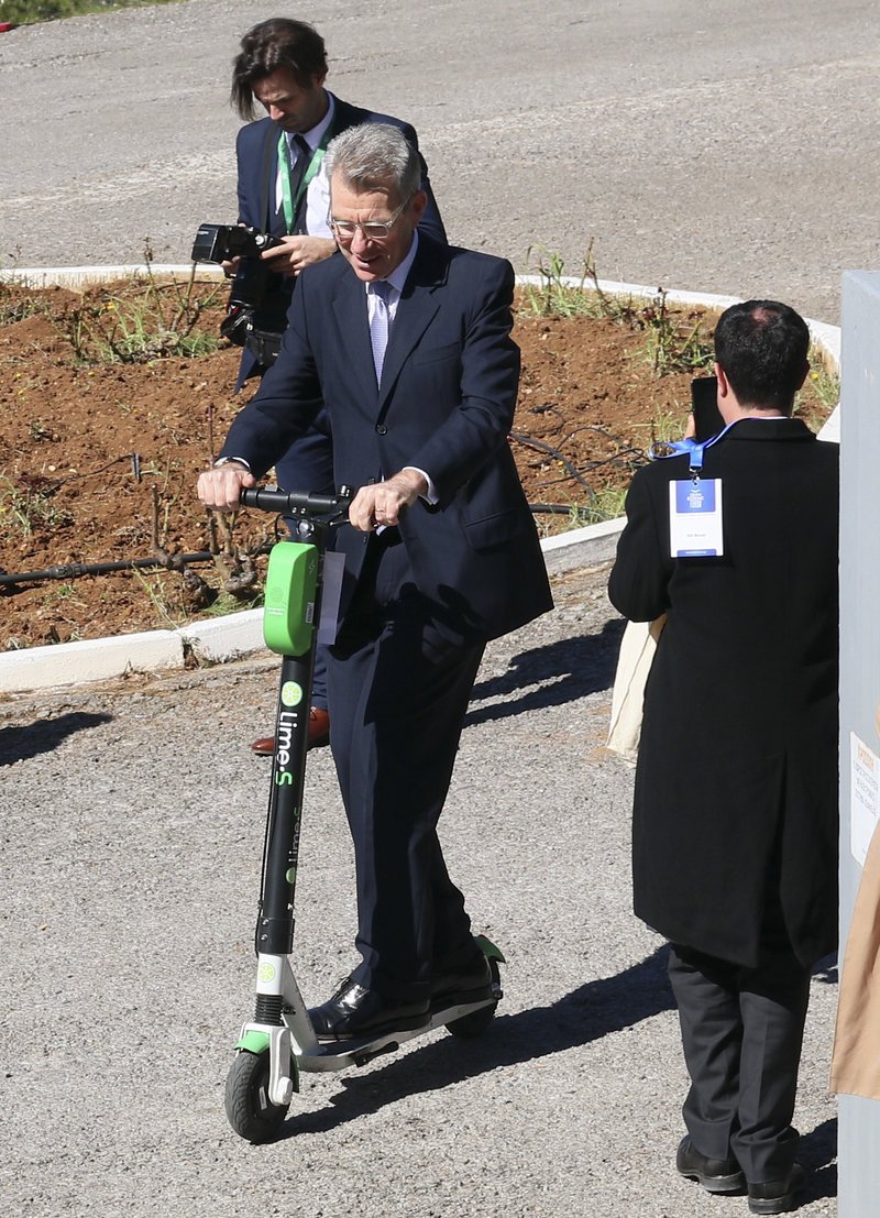 Ο κ. Πάιτ, περιχαρής, πάνω στο πατίνι / Φωτογραφία: EUROKINISSI