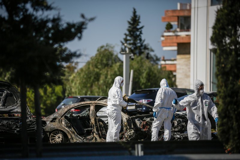Αστυνομικοί ερευνούν το σημείο της έκρηξης / Φωτογραφία: EUROKINISSI