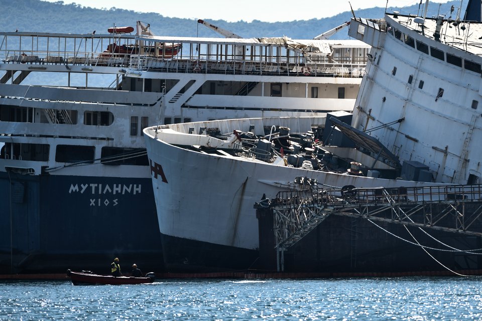 Ελευσίνα: Αντιρρυπαντικό φράγμα τοποθετήθηκε γύρω από το «Πηνελόπη Α» [εικόνες] | iefimerida.gr 1