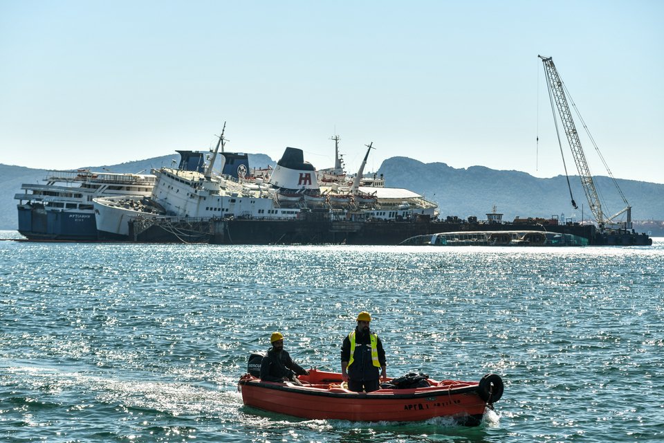 Ελευσίνα: Αντιρρυπαντικό φράγμα τοποθετήθηκε γύρω από το «Πηνελόπη Α» [εικόνες] | iefimerida.gr 3