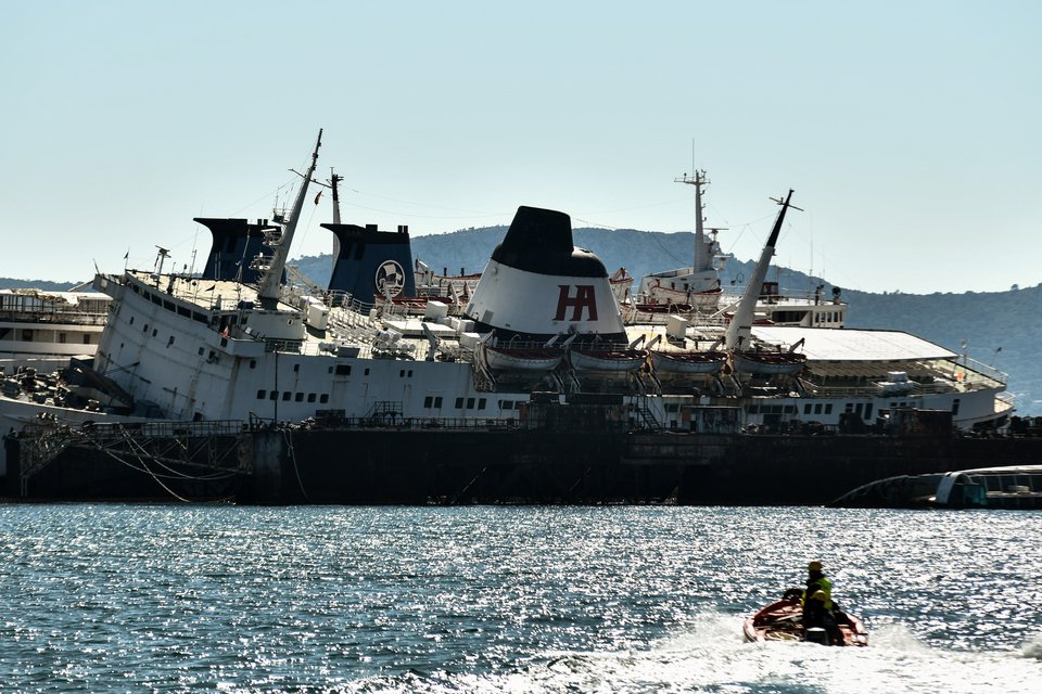 Ελευσίνα: Αντιρρυπαντικό φράγμα τοποθετήθηκε γύρω από το «Πηνελόπη Α» [εικόνες] | iefimerida.gr 0