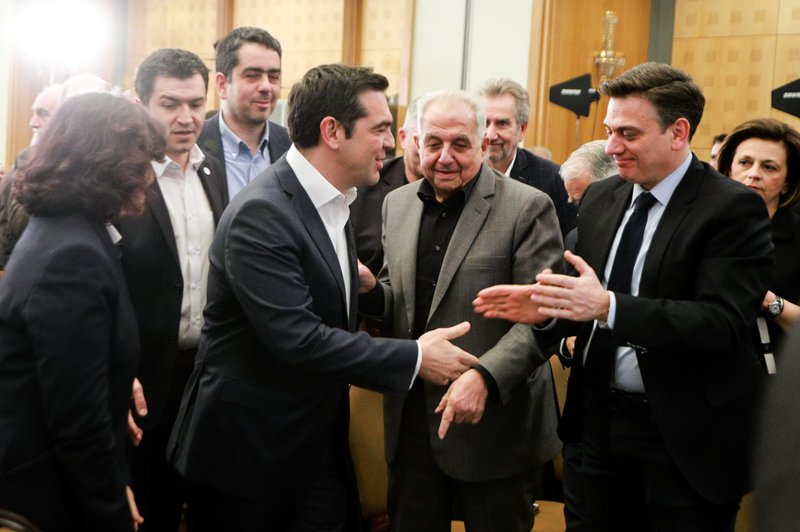 Ο Αλέξης Τσίπρας χαιρετά τον υφ. Μεταφορών Θάνο Μωραΐτη υπό το βλέμμα του Αλέκου Φλαμπουράρη -(EUROKINISSI/ ΓΙΩΡΓΟΣ ΚΟΝΤΑΡΙΝΗΣ)