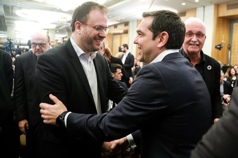 Θερμός χαιρετισμός Θεοχαρόπουλου-Τσίπρα -(EUROKINISSI/ ΓΙΩΡΓΟΣ ΚΟΝΤΑΡΙΝΗΣ)
