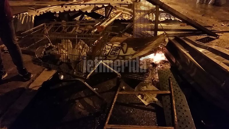 Οδοφράγματα με... κάθε λογής αντικείμενα έστησαν στα Εξάρχεια -Πινακίδες, καρότσια σούπερ μάρκετ [εικόνες & βίντεο] | iefimerida.gr 3