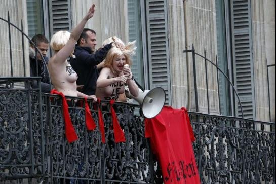 Aπίστευτες σκηνές στο Παρίσι: Γυμνόστηθες Femen ξεγυμνώνονται μπροστά στη Λεπέν και χαιρετούν φασιστικά [εικόνες & βίντεο] | iefimerida.gr 0