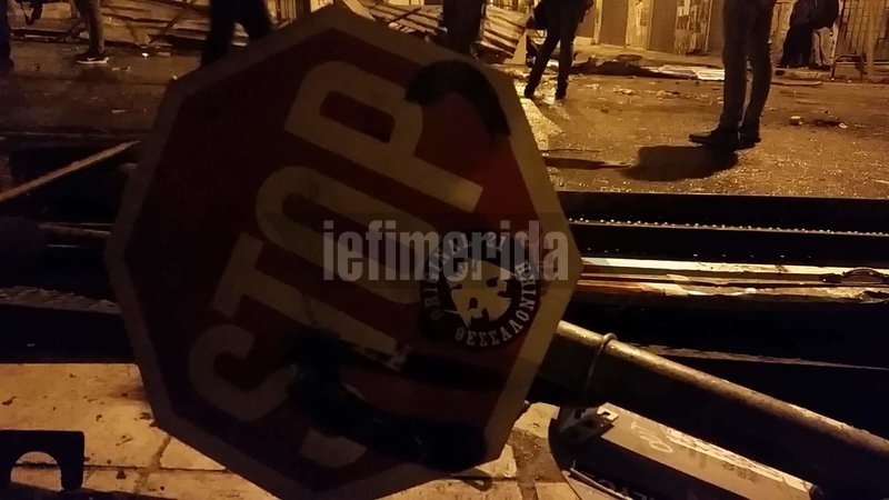 Οδοφράγματα με... κάθε λογής αντικείμενα έστησαν στα Εξάρχεια -Πινακίδες, καρότσια σούπερ μάρκετ [εικόνες & βίντεο] | iefimerida.gr 2