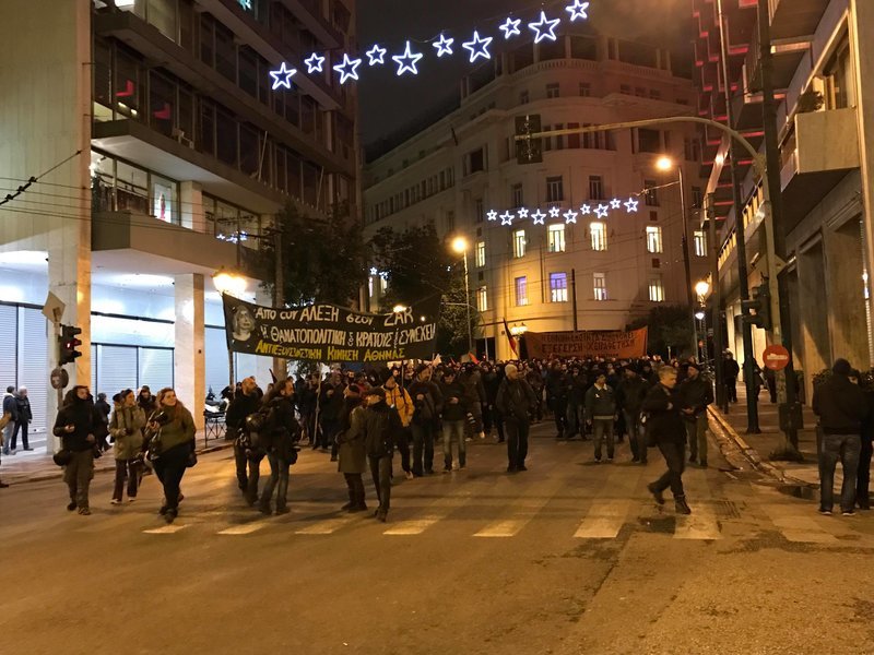 «Κόλαση» στα Εξάρχεια: Πετούν μολότοφ από τις ταράτσες -Τέσσερις τραυματίες  | iefimerida.gr 29