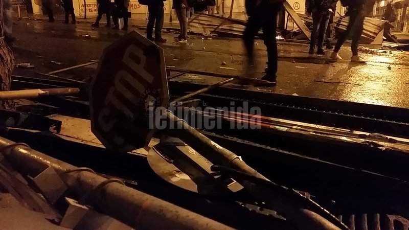 Οδοφράγματα με... κάθε λογής αντικείμενα έστησαν στα Εξάρχεια -Πινακίδες, καρότσια σούπερ μάρκετ [εικόνες & βίντεο] | iefimerida.gr 1