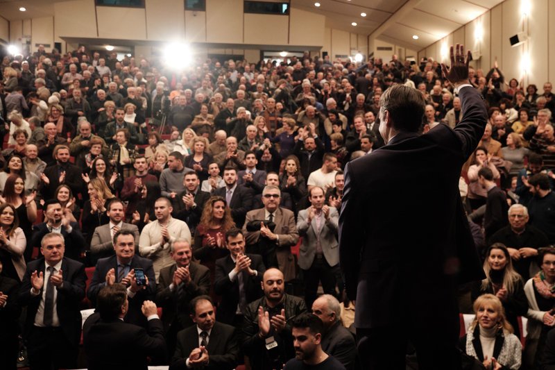 Ο Κυριάκος Μητσοτάκης χαιρετά τον κόσμο που συγκεντρώθηκε για την ομιλία του στη Μυτιλήνη (EUROKINISSI/ΓΡΑΦΕΙΟ ΤΥΠΟΥ ΝΔ/ΔΗΜΗΤΡΗΣ ΠΑΠΑΜΗΤΣΟΣ)