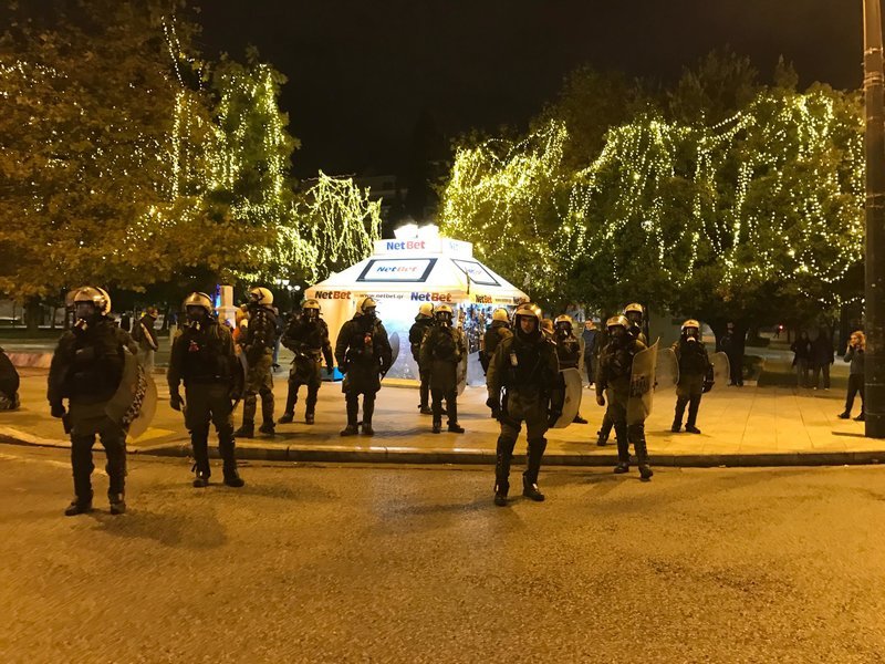 «Κόλαση» στα Εξάρχεια: Πετούν μολότοφ από τις ταράτσες -Τέσσερις τραυματίες  | iefimerida.gr 30