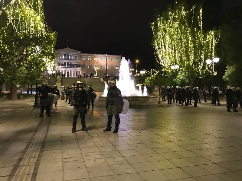 Φωτιές και οδοφράγματα στα Εξάρχεια -Κουκουλοφόροι ανεβαίνουν σε ταράτσες [εικόνες] | iefimerida.gr 19