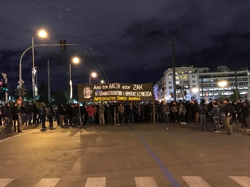 «Κόλαση» στα Εξάρχεια: Πετούν μολότοφ από τις ταράτσες -Τέσσερις τραυματίες  | iefimerida.gr 26