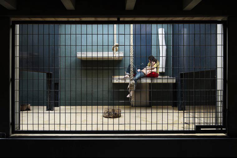 Ζωολογικός κήπος με ανθρώπους: Η φωτογράφιση που σοκάρει [εικόνες] | iefimerida.gr 6