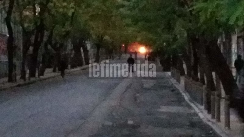 Φωτιές και οδοφράγματα στα Εξάρχεια -Κουκουλοφόροι ανεβαίνουν σε ταράτσες [εικόνες] | iefimerida.gr 6