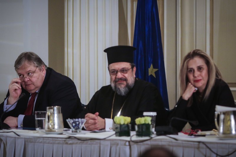 Ο Ευ. Βενιζέλος, ο Μητροπολίτης Μεσσηνίας Χρυσόστομος και η πρόεδρος της ΕΣΗΕΑ Μ. Αντωνιάδου(EUROKINISSI/ΧΡΗΣΤΟΣ ΜΠΟΝΗΣ)