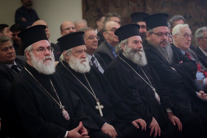 Ιερείς παρακολουθούν την ανοικτή συζήτηση για τις σχέσεις Κράτους-Εκκλησίας (EUROKINISSI/ΧΡΗΣΤΟΣ ΜΠΟΝΗΣ)
