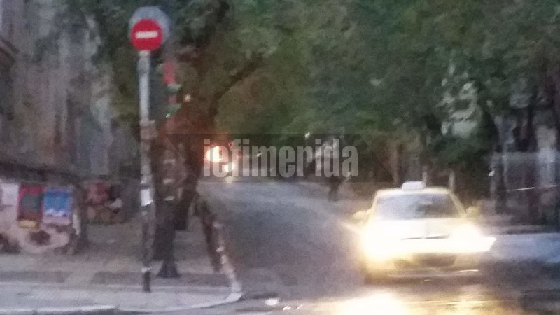 Φωτιές και οδοφράγματα στα Εξάρχεια -Κουκουλοφόροι ανεβαίνουν σε ταράτσες [εικόνες] | iefimerida.gr 5