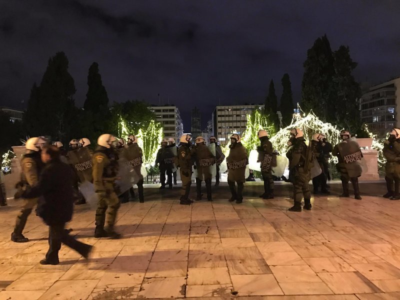 «Κόλαση» στα Εξάρχεια: Πετούν μολότοφ από τις ταράτσες -Τέσσερις τραυματίες  | iefimerida.gr 27