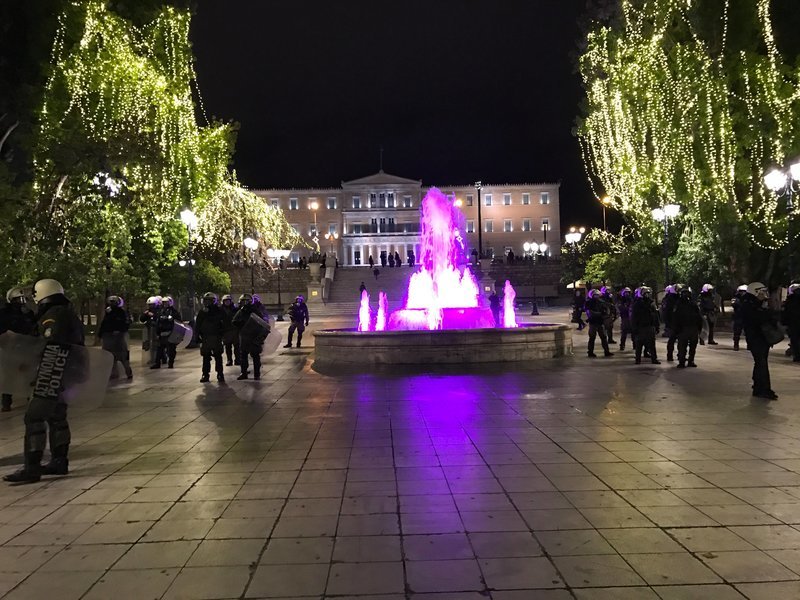 «Κόλαση» στα Εξάρχεια: Πετούν μολότοφ από τις ταράτσες -Τέσσερις τραυματίες  | iefimerida.gr 32