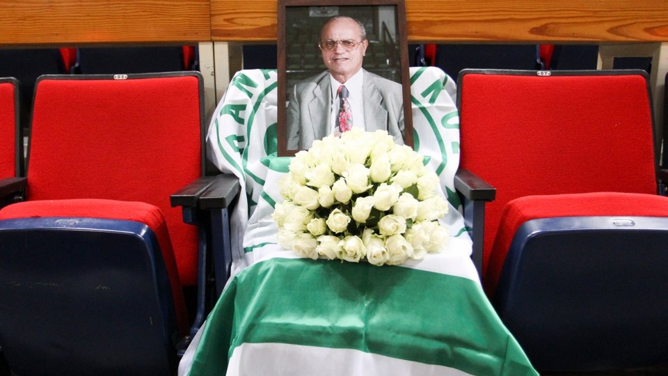 Θανάσης Γιαννακόπουλος: Μια ανθοδέσμη, η σημαία του Παναθηναϊκού και η φωτογραφία του στην θέση του στο ΟΑΚΑ [εικόνες] | iefimerida.gr 1