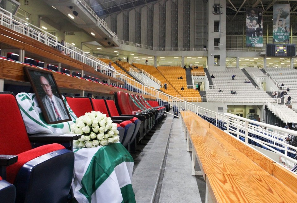 Θανάσης Γιαννακόπουλος: Μια ανθοδέσμη, η σημαία του Παναθηναϊκού και η φωτογραφία του στην θέση του στο ΟΑΚΑ [εικόνες] | iefimerida.gr 0