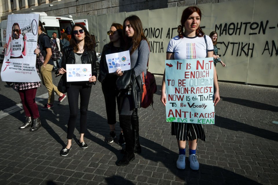 οι διαδηλωτές συγκεντρώθηκαν αρχικά στην πλατεία Συντάγματος και στη συνέχεια κατευθύνθηκαν μέχρι τα Προπύλαια