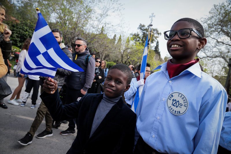 Μαθητική παρέλαση στο Σύνταγμα -Περήφανοι τσολιάδες, μαντήλες και παιδικά χαμόγελα [εικόνες] | iefimerida.gr 14