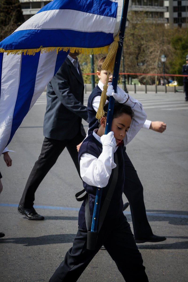 Μαθητική παρέλαση στο Σύνταγμα -Περήφανοι τσολιάδες, μαντήλες και παιδικά χαμόγελα [εικόνες] | iefimerida.gr 12