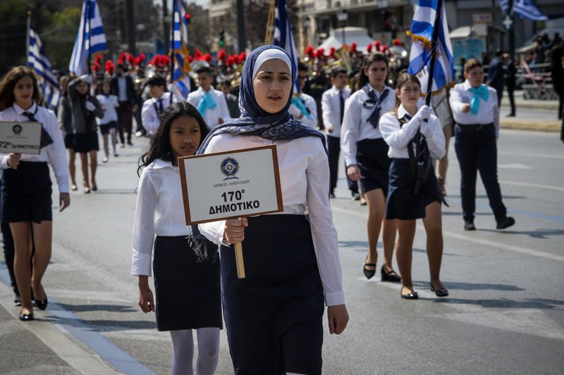 Μαθητική παρέλαση στο Σύνταγμα -Περήφανοι τσολιάδες, μαντήλες και παιδικά χαμόγελα [εικόνες] | iefimerida.gr 11