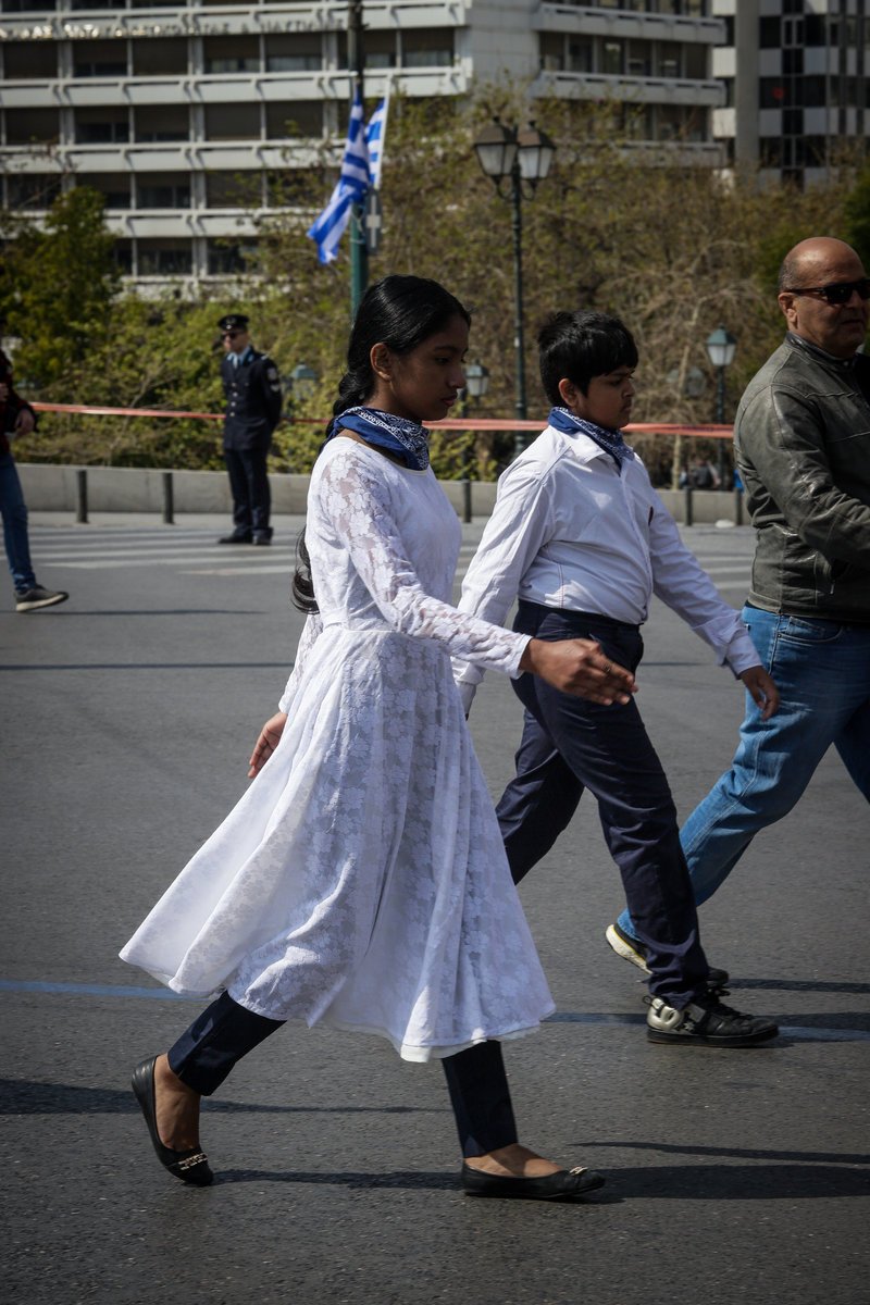 Μαθητική παρέλαση στο Σύνταγμα -Περήφανοι τσολιάδες, μαντήλες και παιδικά χαμόγελα [εικόνες] | iefimerida.gr 10